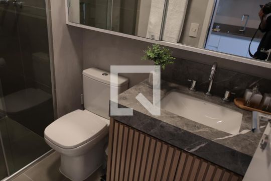 Banheiro de kitnet/studio à venda com 1 quarto, 27m² em Indianópolis, São Paulo
