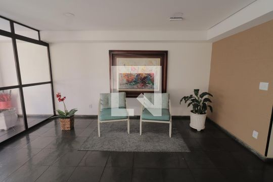 Hall de entrada de apartamento à venda com 2 quartos, 68m² em Vila Mangalot, São Paulo