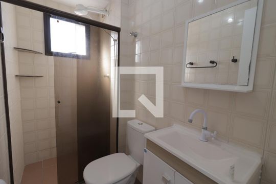 Banheiro de apartamento à venda com 2 quartos, 68m² em Vila Mangalot, São Paulo