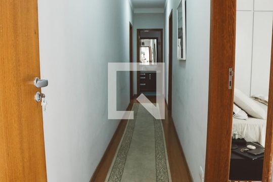Corredor de casa para alugar com 3 quartos, 300m² em Vila Sabrina, São Paulo