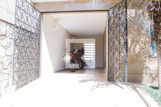 Garagem de casa para alugar com 3 quartos, 300m² em Vila Sabrina, São Paulo