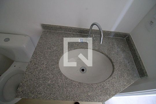 Banheiro de kitnet/studio para alugar com 1 quarto, 24m² em Vila Andrade, São Paulo