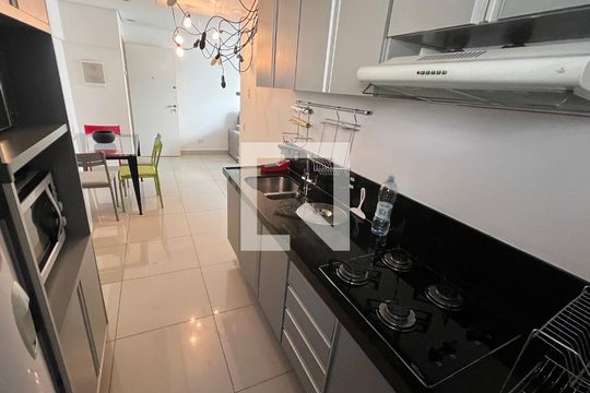 Cozinha de apartamento para alugar com 1 quarto, 49m² em Pinheiros, São Paulo