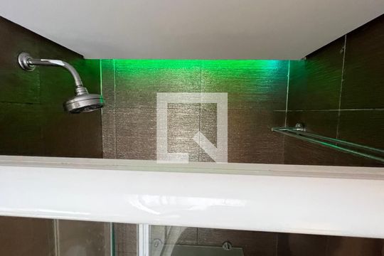 Detalhe do banheiro de apartamento para alugar com 1 quarto, 49m² em Pinheiros, São Paulo