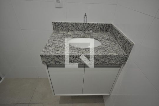Banheiro de kitnet/studio para alugar com 1 quarto, 30m² em Vila Mazzei, São Paulo