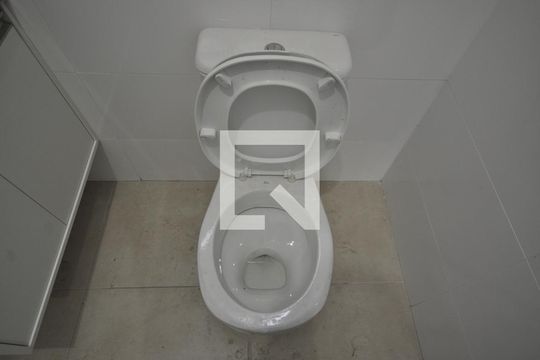 Banheiro de kitnet/studio para alugar com 1 quarto, 30m² em Vila Mazzei, São Paulo