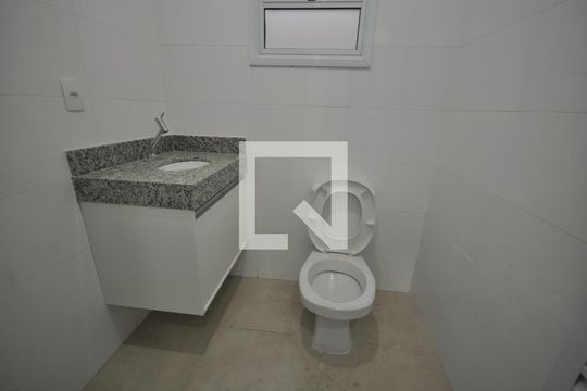 Banheiro de kitnet/studio para alugar com 1 quarto, 30m² em Vila Mazzei, São Paulo