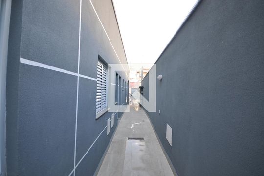 Corredor de kitnet/studio para alugar com 1 quarto, 30m² em Vila Mazzei, São Paulo