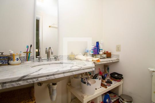 Banheiro da Suíte de apartamento à venda com 2 quartos, 70m² em Vila Madalena, São Paulo