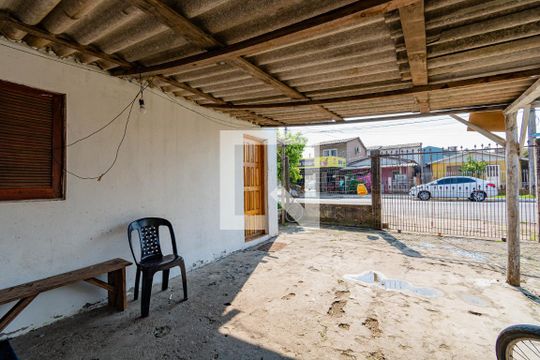 Quintal de casa à venda com 4 quartos, 90m² em Bairro Fátima, Canoas