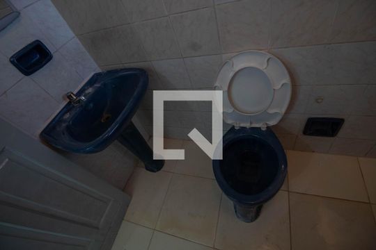 Banheiro de apartamento para alugar com 1 quarto, 50m² em Curicica, Rio de Janeiro