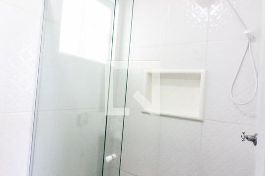 Banheiro de kitnet/studio para alugar com 1 quarto, 45m² em Jardim Ivana, São Paulo