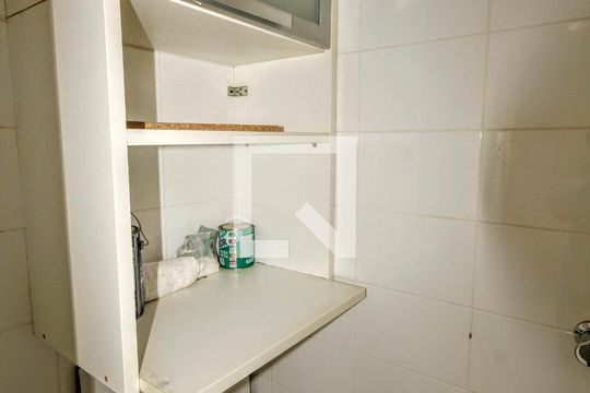 Banheiro de serviço de apartamento à venda com 3 quartos, 87m² em Vila da Serra, Nova Lima