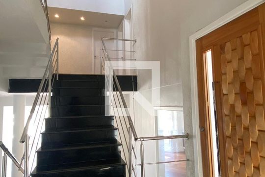 Escada de casa de condomínio à venda com 4 quartos, 533m² em Alphaville, Santana de Parnaíba