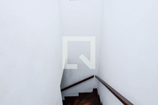 Escada Quartos/Sala de casa à venda com 3 quartos, 275m² em Jardim Flor da Montanha, Guarulhos