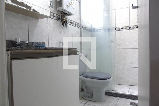Banheiro de apartamento para alugar com 2 quartos, 45m² em Santa Teresa, Rio de Janeiro