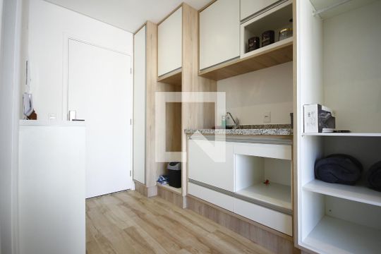 Cozinha de kitnet/studio para alugar com 1 quarto, 21m² em República, São Paulo