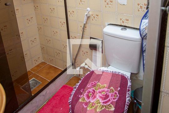 Banheiro de apartamento à venda com 2 quartos, 55m² em Barreto, Niterói