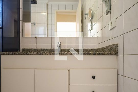 Banheiro de apartamento à venda com 2 quartos, 54m² em Barra Funda, São Paulo