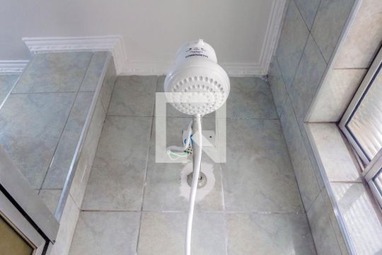 Banheiro de kitnet/studio para alugar com 1 quarto, 48m² em Boqueirão, Praia Grande