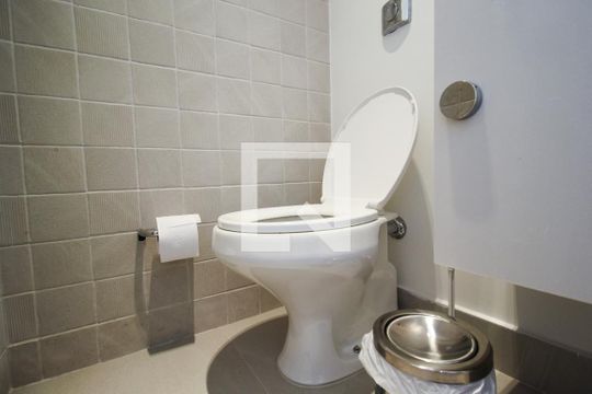 Banheiro de serviço de apartamento para alugar com 1 quarto, 43m² em Itaim Bibi, São Paulo