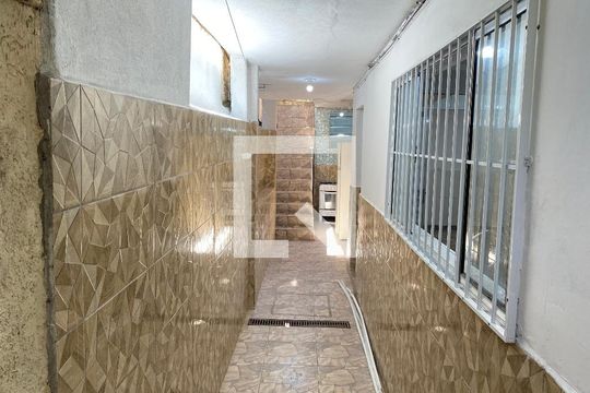 Corredor de casa para alugar com 1 quarto, 50m² em Vila Dorna, São Paulo