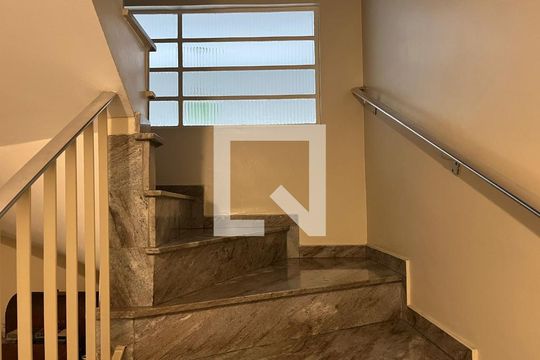 Escada de casa à venda com 3 quartos, 270m² em Vila do Bosque, São Paulo