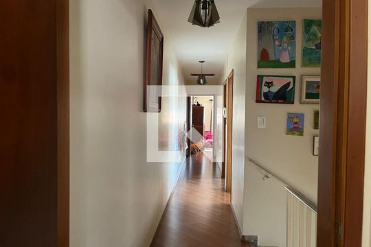 Corredor de casa à venda com 3 quartos, 270m² em Vila do Bosque, São Paulo