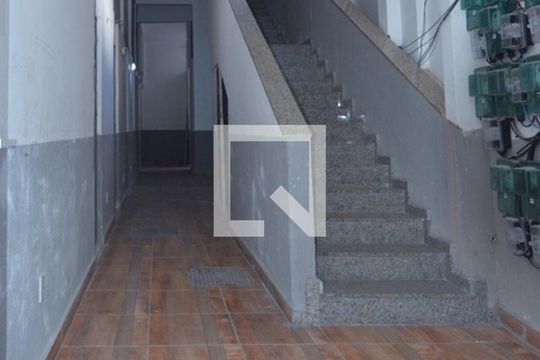 Escada de kitnet/studio para alugar com 1 quarto, 35m² em Recreio dos Bandeirantes, Rio de Janeiro