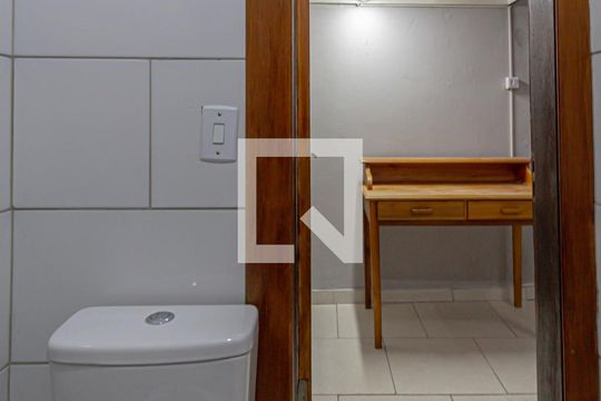 Banheiro de kitnet/studio para alugar com 1 quarto, 15m² em Santa Efigênia, Belo Horizonte
