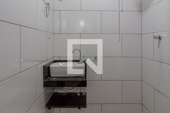 Banheiro de kitnet/studio para alugar com 1 quarto, 15m² em Santa Efigênia, Belo Horizonte