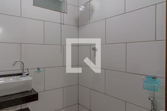 Banheiro de kitnet/studio para alugar com 1 quarto, 15m² em Santa Efigênia, Belo Horizonte