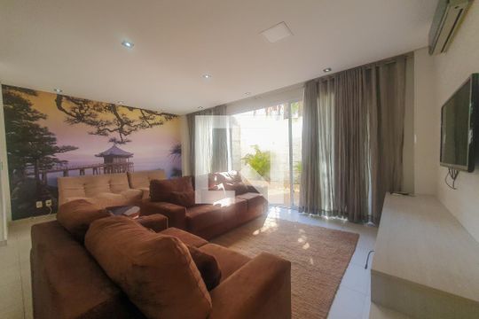 Sala de casa para alugar com 4 quartos, 219m² em Jardim Tres Marias, Guarujá