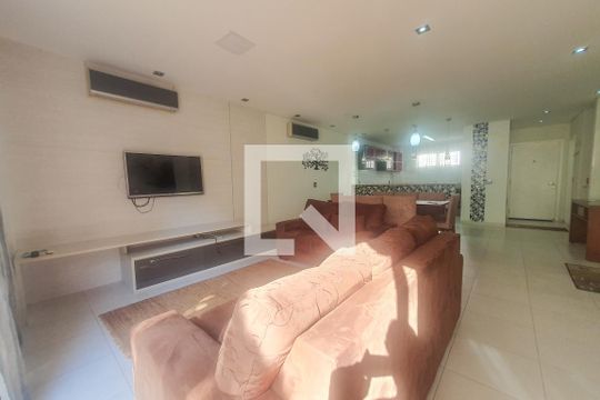 Sala de casa para alugar com 4 quartos, 219m² em Jardim Tres Marias, Guarujá