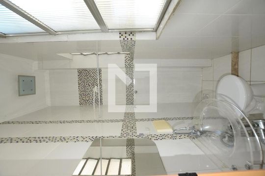 Banheiro de serviço de apartamento para alugar com 2 quartos, 65m² em Vila Valqueire, Rio de Janeiro
