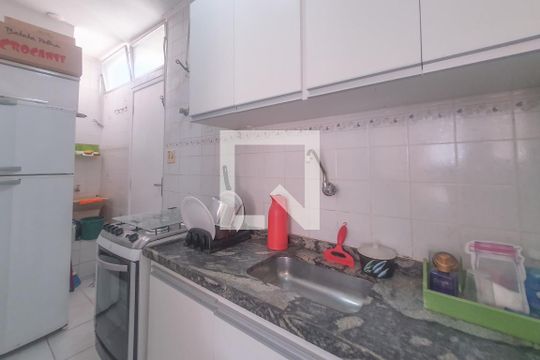 Cozinha de apartamento para alugar com 2 quartos, 55m² em Centro, Guarujá
