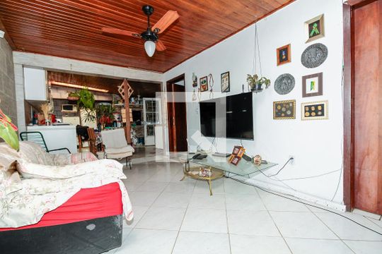 Sala de casa à venda com 3 quartos, 160m² em Tristeza, Porto Alegre