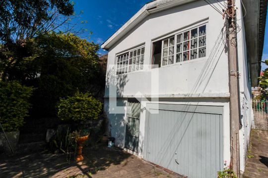 Fachada de casa à venda com 3 quartos, 160m² em Tristeza, Porto Alegre
