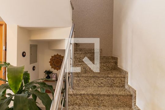 Escada de casa à venda com 3 quartos, 149m² em Vila Nair, São Paulo