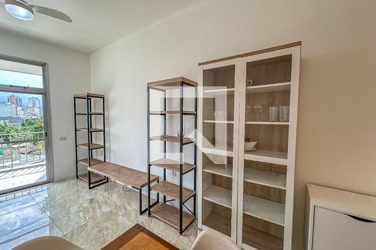 Sala de apartamento para alugar com 1 quarto, 82m² em Laranjeiras, Rio de Janeiro