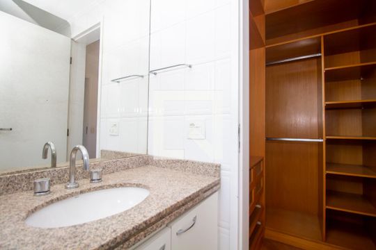 Banheiro da suíte de apartamento para alugar com 2 quartos, 70m² em Pinheiros, São Paulo