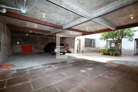 Garagem de casa à venda com 5 quartos, 400m² em Medianeira, Porto Alegre