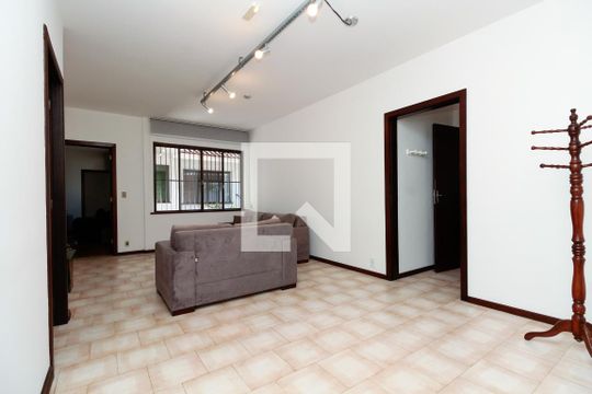 Casa à venda com 5 quartos, 400m² em Medianeira, Porto Alegre