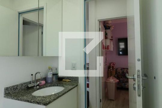 Banheiro de apartamento à venda com 2 quartos, 55m² em Vila Humaitá, Santo André