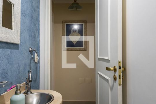 Lavabo de casa para alugar com 4 quartos, 180m² em Alto de Pinheiros, São Paulo