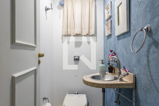 Lavabo de casa para alugar com 4 quartos, 180m² em Alto de Pinheiros, São Paulo