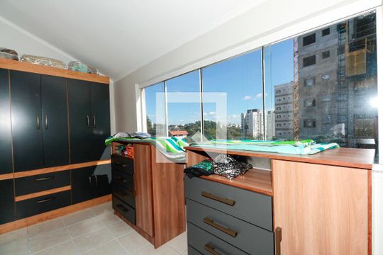 Closet de casa à venda com 2 quartos, 200m² em Tristeza, Porto Alegre