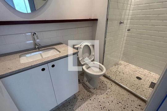 Banheiro de apartamento para alugar com 1 quarto, 31m² em Pinheiros, São Paulo
