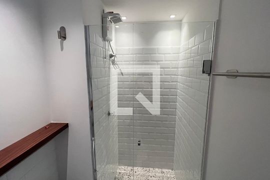 Banheiro de apartamento para alugar com 1 quarto, 31m² em Pinheiros, São Paulo