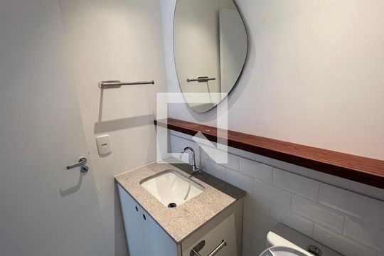 Banheiro de apartamento para alugar com 1 quarto, 31m² em Pinheiros, São Paulo